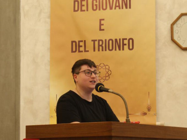 Edoardo mentre racconta la sua esperienza la Centro culturale di Firenze