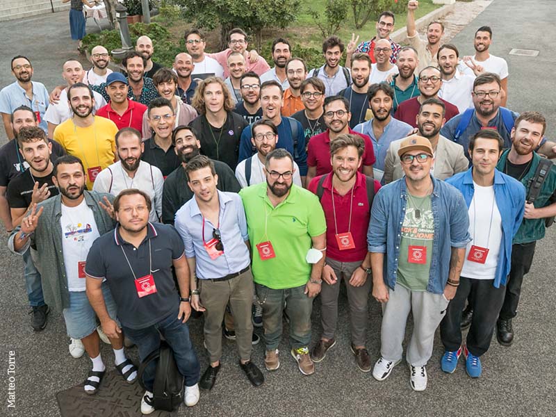 un gruppo di giovani uomini durante un corso nazionale tenutisi a Roma a settembre 2022